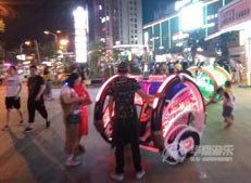温州苍南县龙港镇财富广场上的人们追捧华秦游乐设备